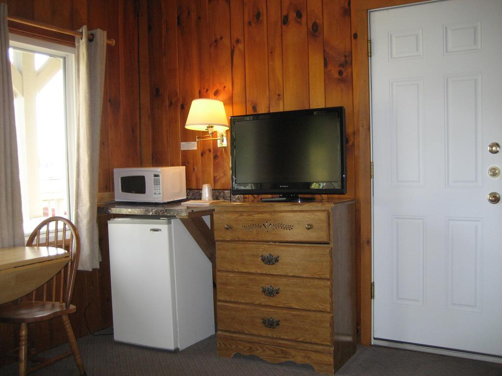 Queen Room with One Queen Bed - Lake View