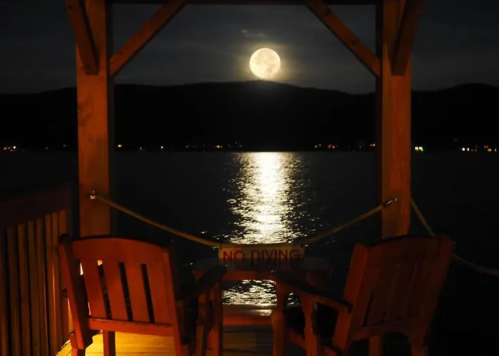 Motel: The Lake Motel